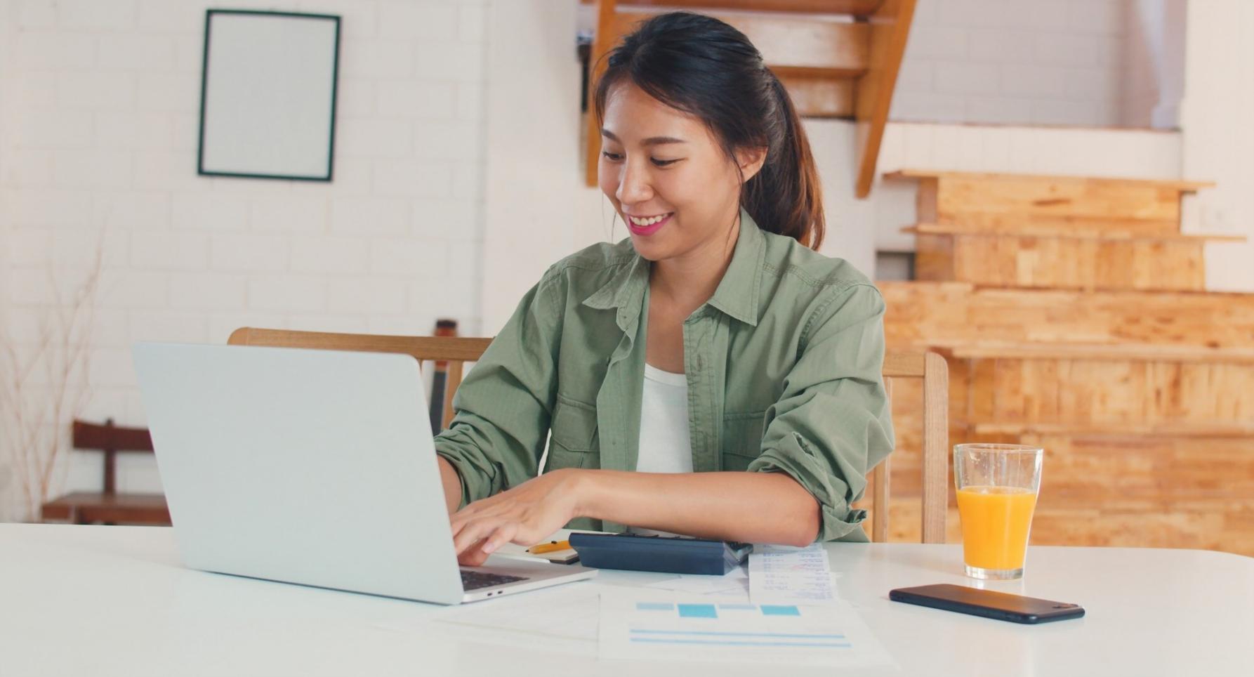 Lernumgebung mit Laptop und Notizen für flexible Kurse